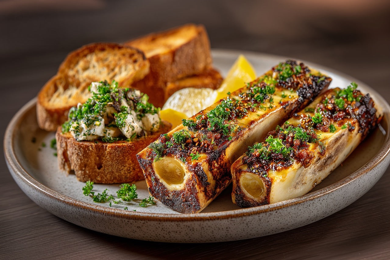 Wagyu Markknochen – Im Ofen geröstet mit Sauerteigbrot & Zitronen-Petersilien-Salat